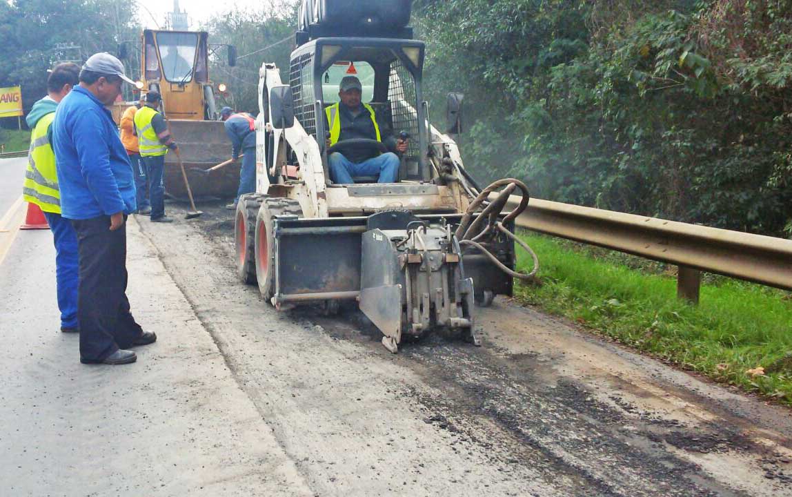 Obras de reparo no asfalto da Tancredo Neves estão em andamento