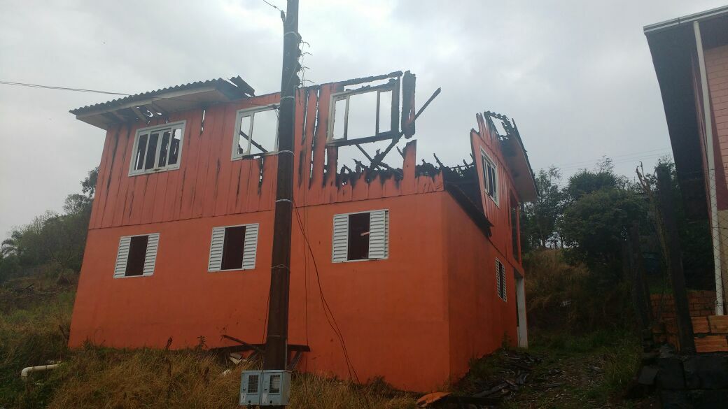 Residência destruída em incêndio em Seara