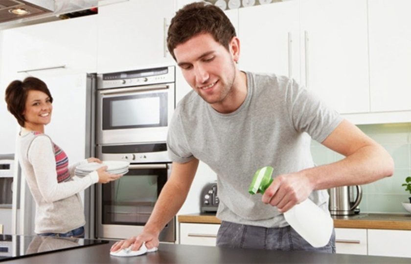 Mulheres dedicam nove horas semanais a mais às tarefas domésticas