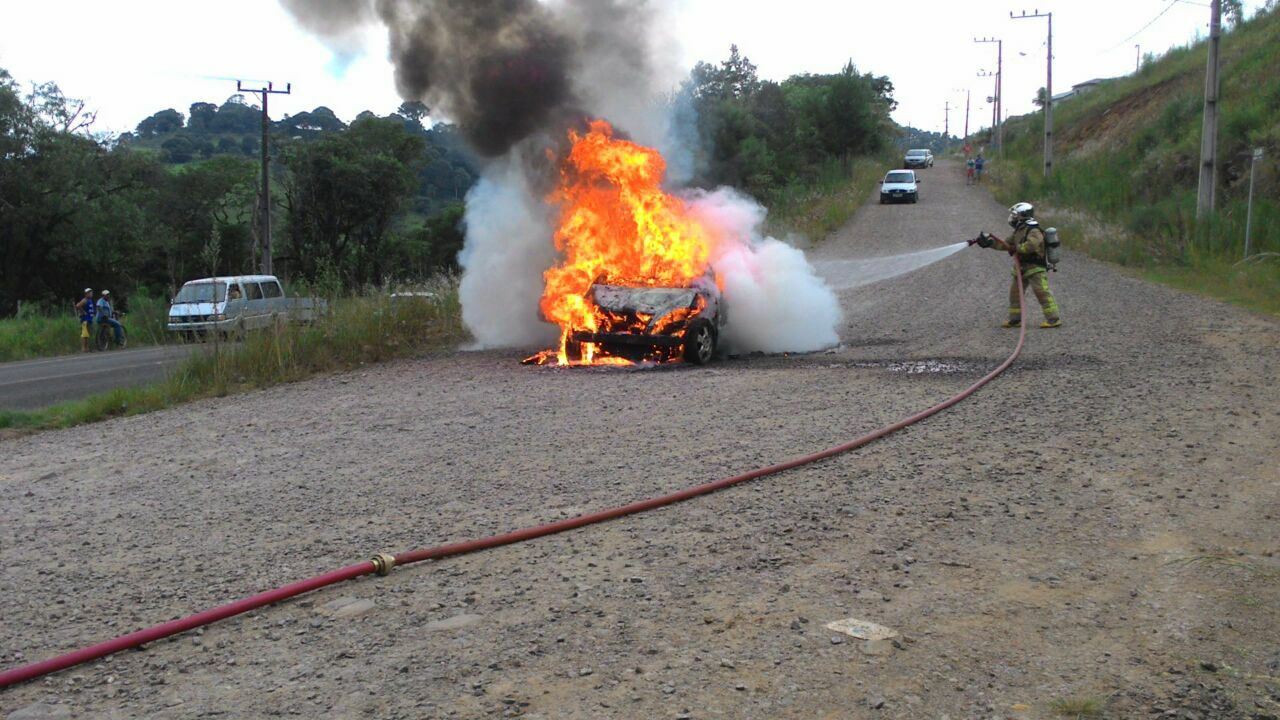 Veículo destruído por incêndio em Concórdia (fotos)