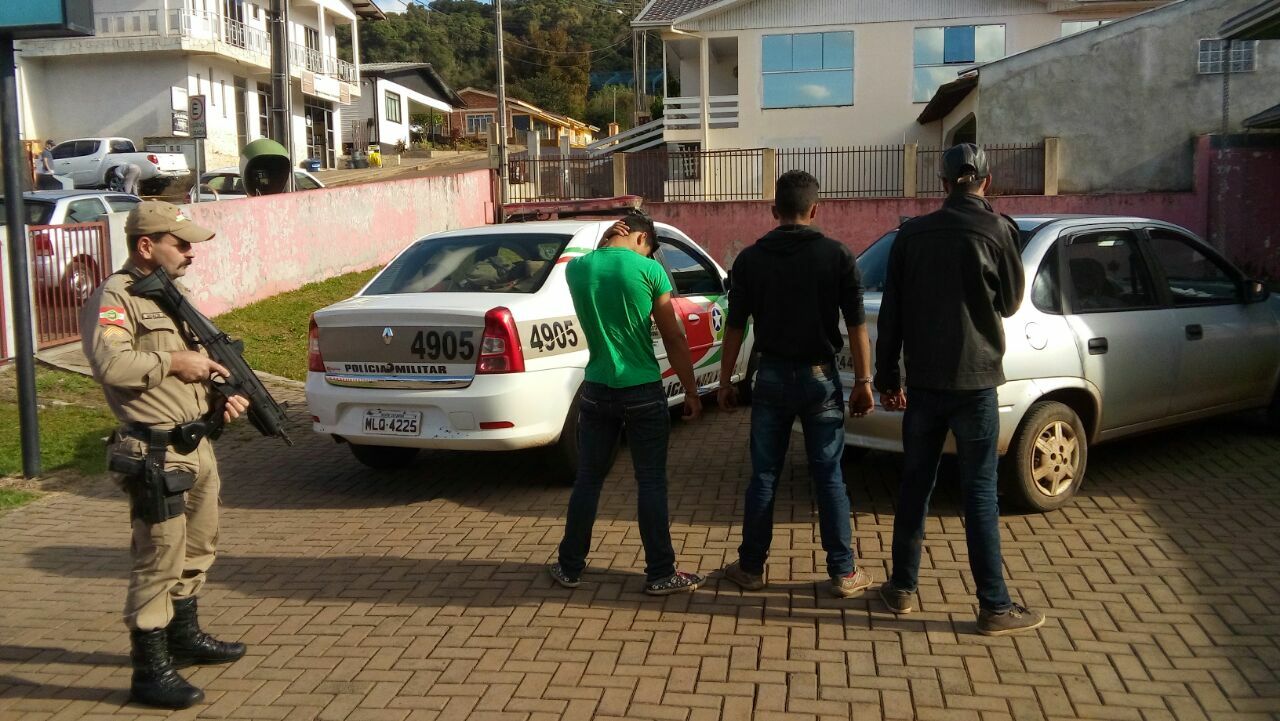 Trio furta veiculo em Lindóia e é preso em Ponte Serrada