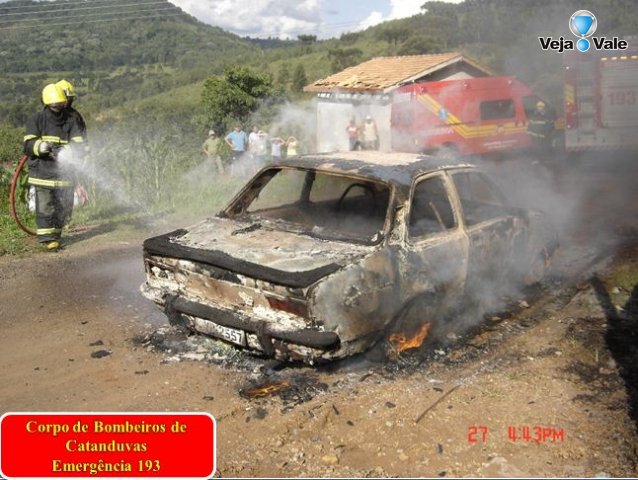 Carro consumido pelo fogo em Água Doce