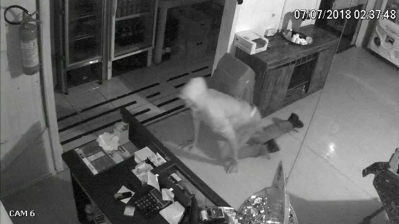 Ladrão invade restaurante e furta dinheiro do caixa em Concórdia -  VÍDEO