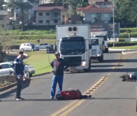 Homem fica ferido em acidente entre moto e caminhão em Concórdia(vídeo)