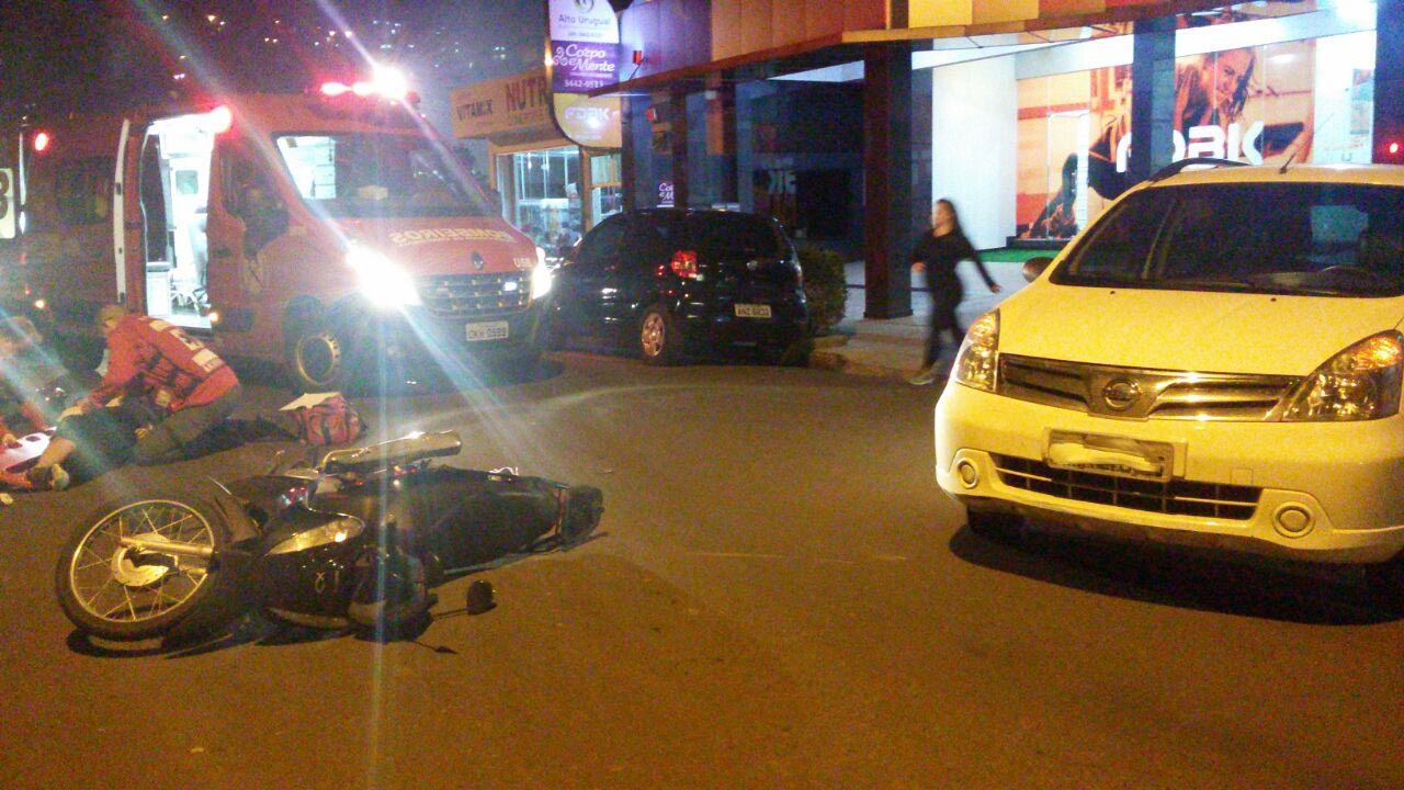 Acidente entre carro e moto deixa uma mulher ferida em Concórdia