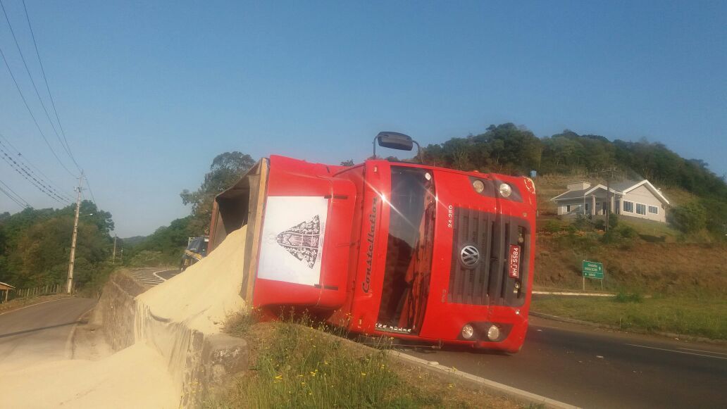 Caminhão tomba no trevo de acesso a Cachimbo