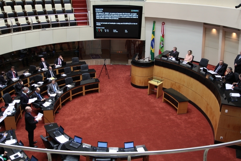 Plenário acata outra PEC sobre aposentadoria dos ex-governadores