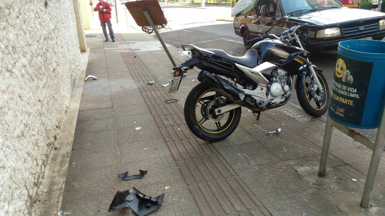 Motociclista atendido com suspeita de fratura de costela após colisão