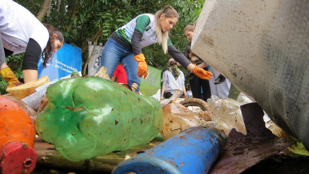 Voluntários recolhem 700 kg de lixo no Parque Fritz Plaumann