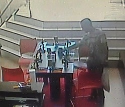  Imagens mostram ladrão furtando celulares em loja de Concórdia