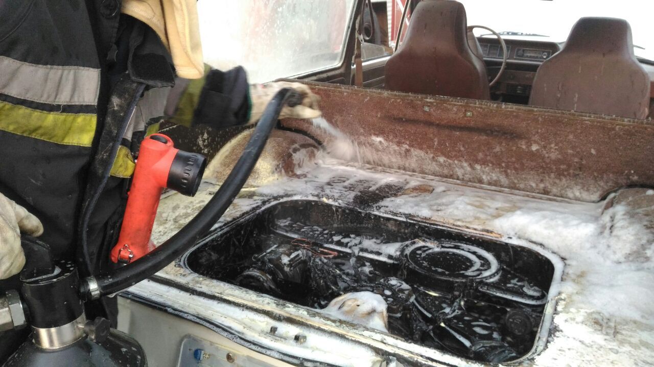 Princípio de incêndio danifica veículo na Tancredo Neves