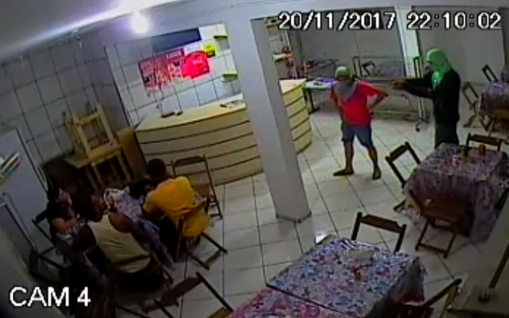 Imagens mostram momento em que bandidos roubam restaurante haitiano em Concórdia