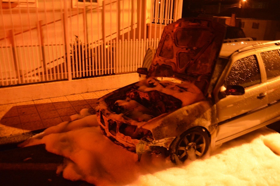 Incêndio deixa veículo parcialmente destruído no Santa Cruz (fotos)