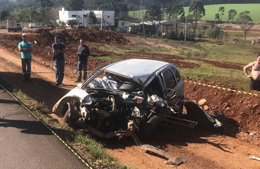 Motorista morre após colisão frontal entre automóvel e caçamba