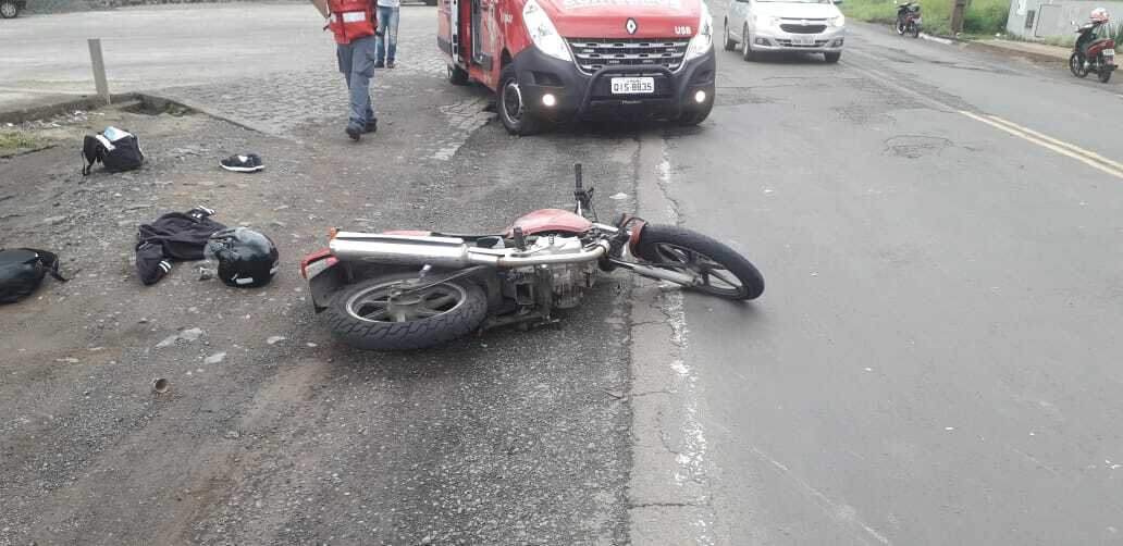 Motociclista levemente ferido em colisão entre moto e caminhão