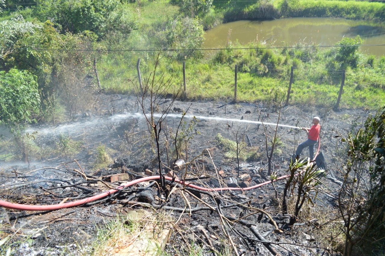 Fogo queima vegetação próxima ao Aeroporto em Concórdia