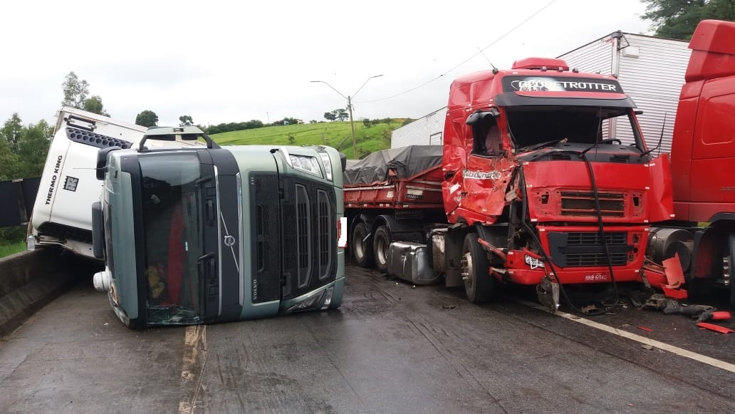 Populares saqueiam carga de caminhão de Concórdia envolvido em acidente em MG