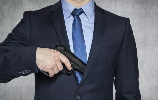 Decreto sobre uso de armas amplia porte para deputados, advogados e jornalistas