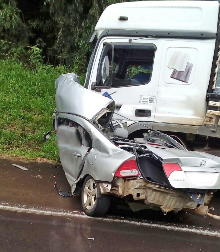 Homem morre em acidente entre carro e caminhão na BR-153