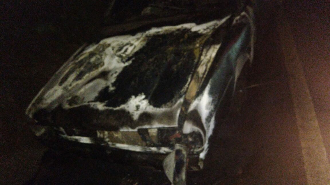 Veículo parcialmente destruído por incêndio em Presidente Kennedy