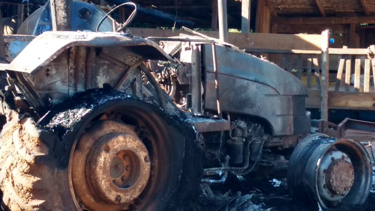 Incêndio destrói trator e outros equipamentos em Rui Barbosa (fotos)