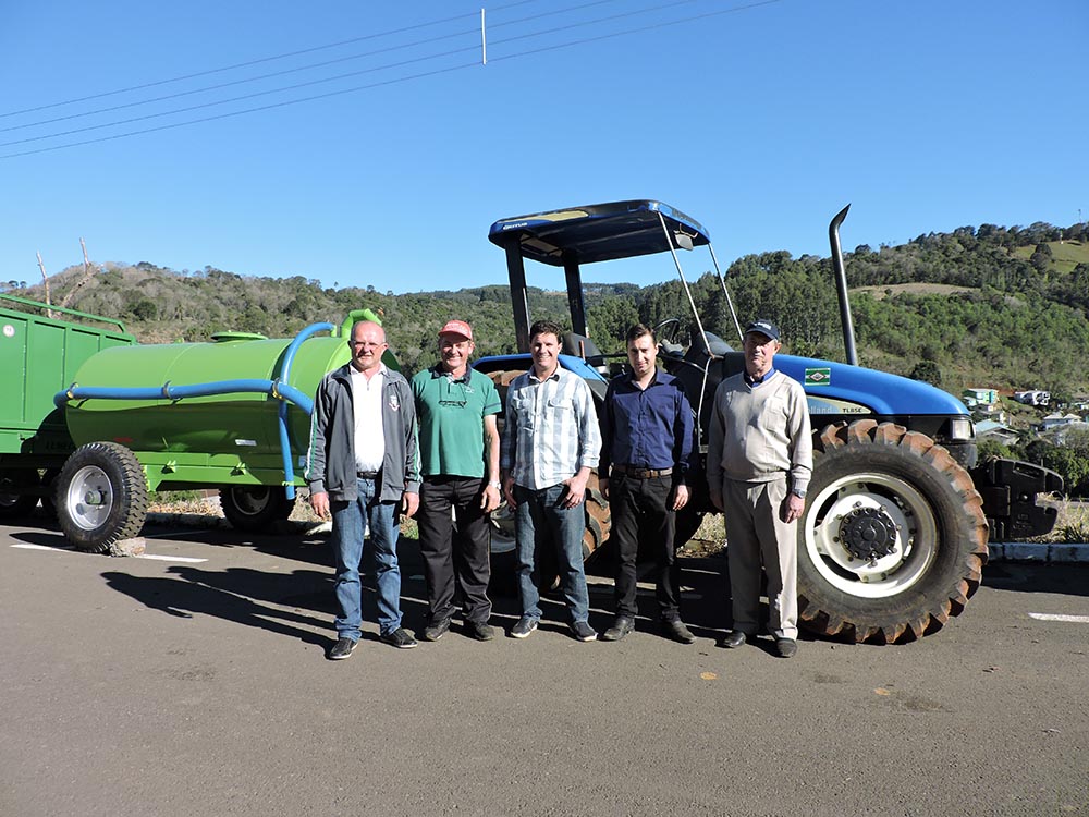 Associações de Agricultores recebem máquinas em Lindóia do Sul