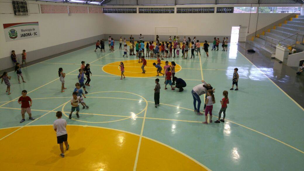 Crianças participam de atividades esportivas durante as férias em Jaborá