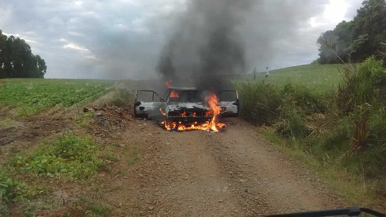 Veículo destruído por incêndio no interior de Concórdia