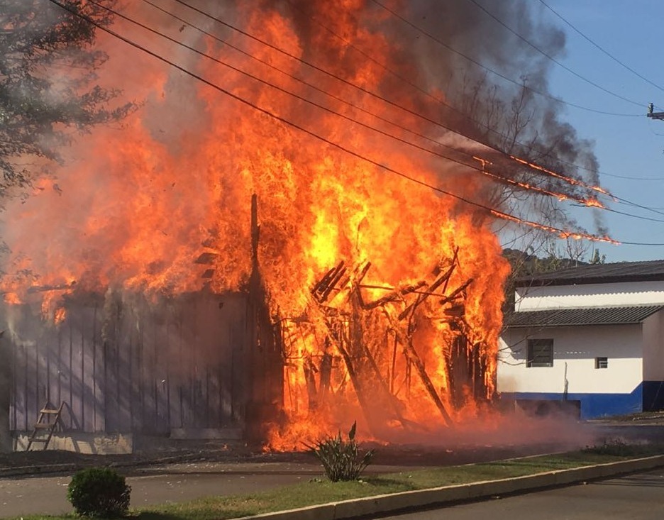 Casa é destruída pelo fogo em Piratuba - VÍDEO