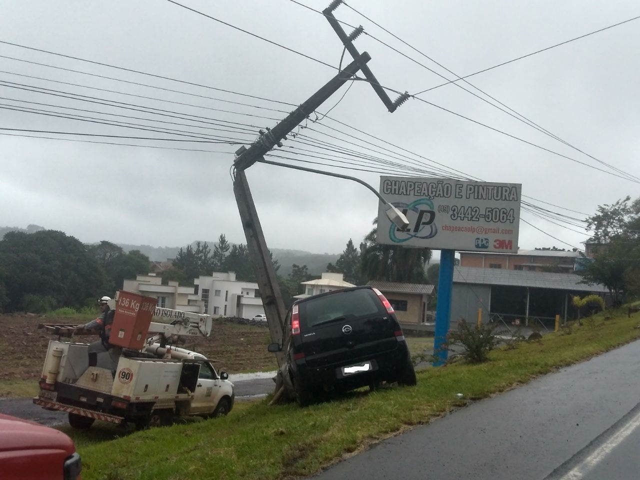 Colisão entre carro e poste na Tancredo Neves