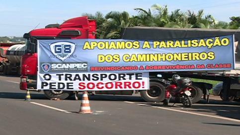 Greve dos caminhoneiros começa com bloqueios no Paraná