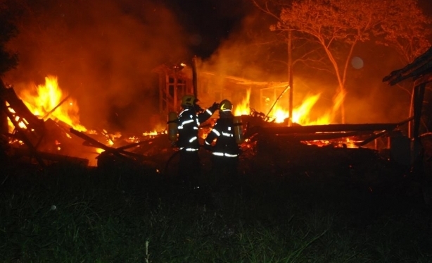 Paiol é destruído pelo fogo em Ipira