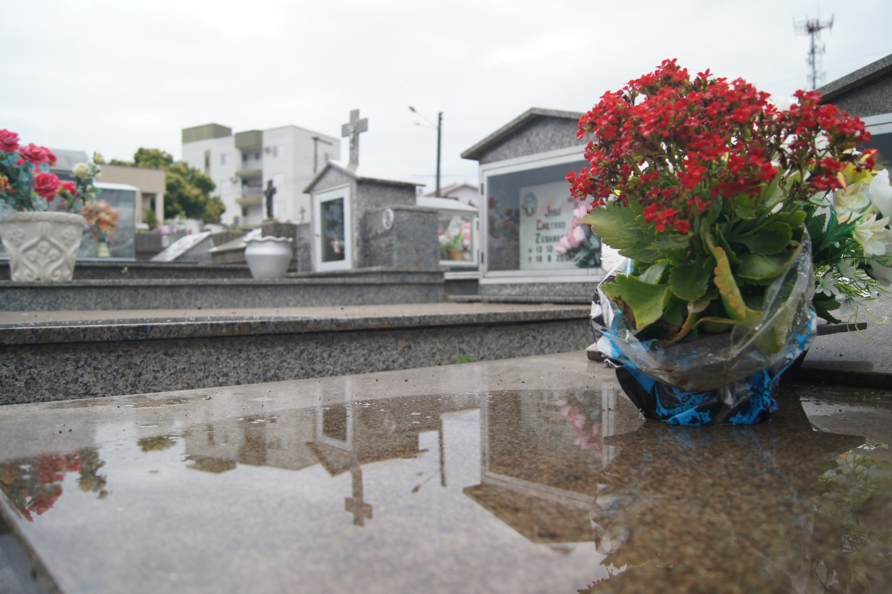 Vasos de flores em cemitério devem ser evitados
