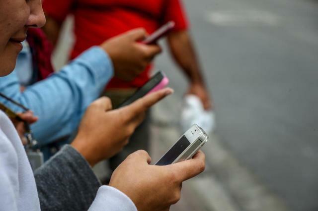 Cerca de 40 milhões de brasileiros podem ter o celular bloqueado