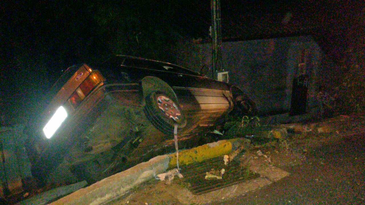 Motorista perde controle, bate em poste e quase invade casa no Bairro Bom Pastor