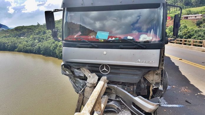 Caminhão quase cai de ponte após colisão em Joaçaba