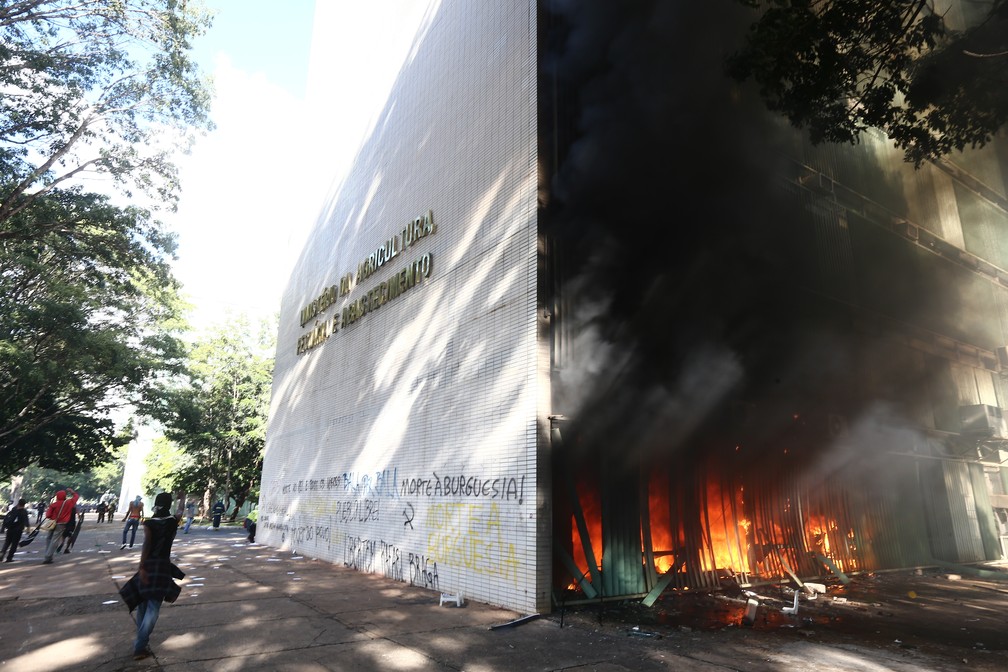 Protestos em Brasília resultam em vandalismo em prédios de ministérios