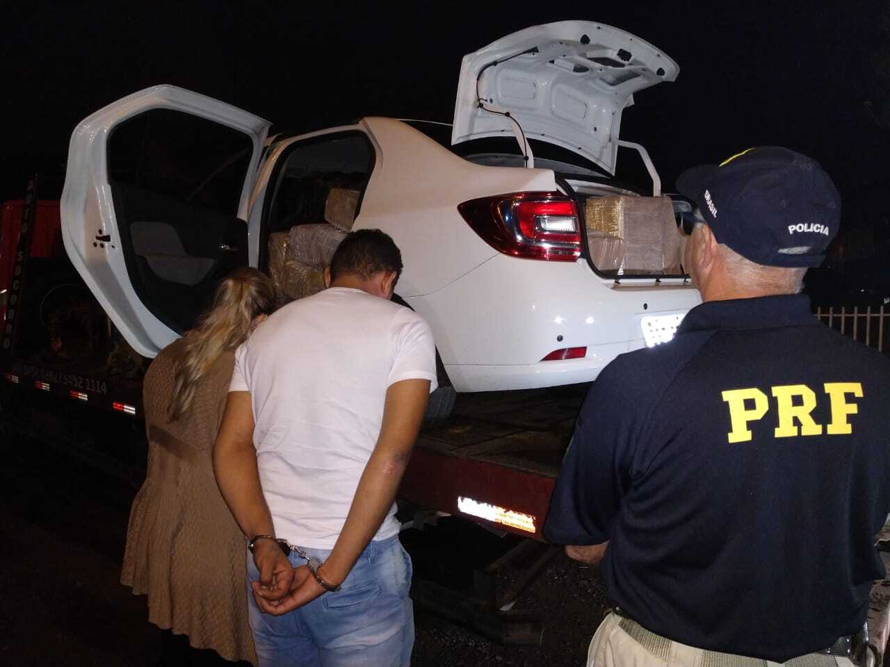 Casal é preso com carro roubado e camarão contrabandeado na BR 282 em Irani