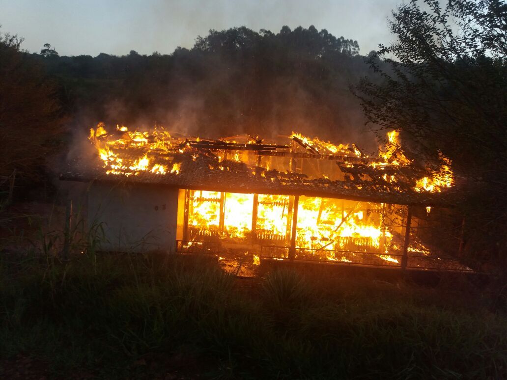 Incêndio destrói residência em Alto Bela Vista