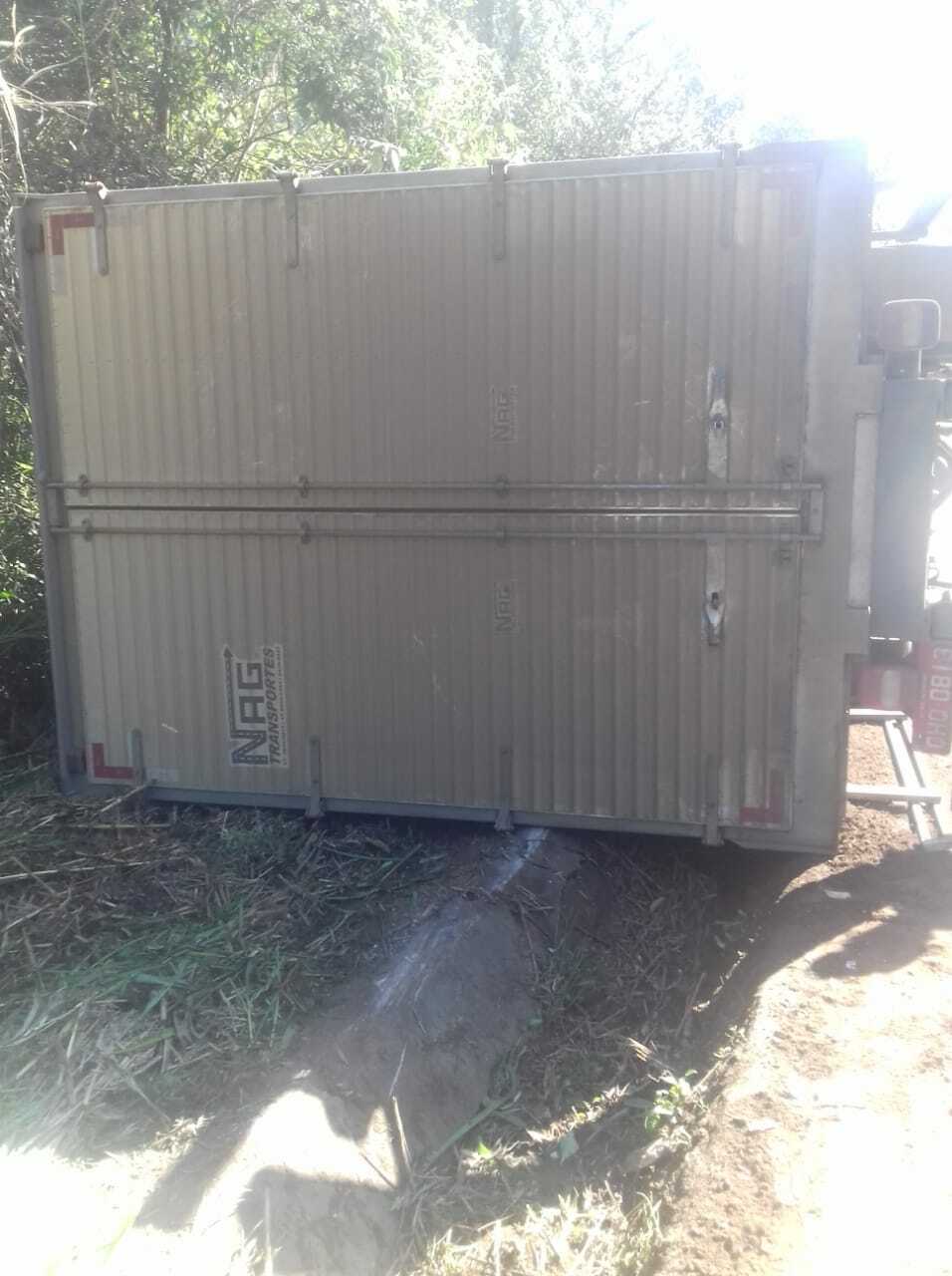 Caminhão carregado com papel higiênico tomba na SC 283 em Seara