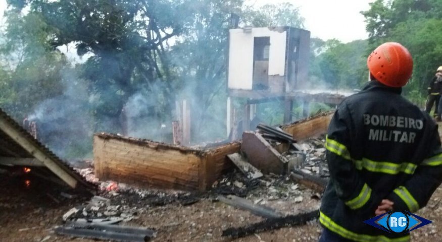 Raio pode ter provocado incêndio em casa no interior de Campos Novos